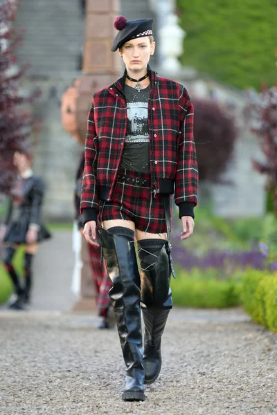 Look 16